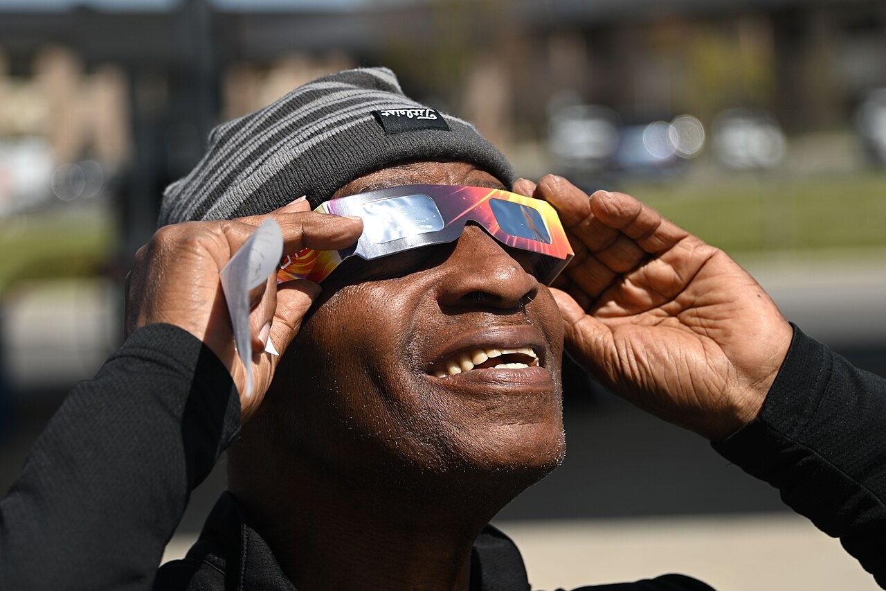 un homme portant des lunettes d'éclipse