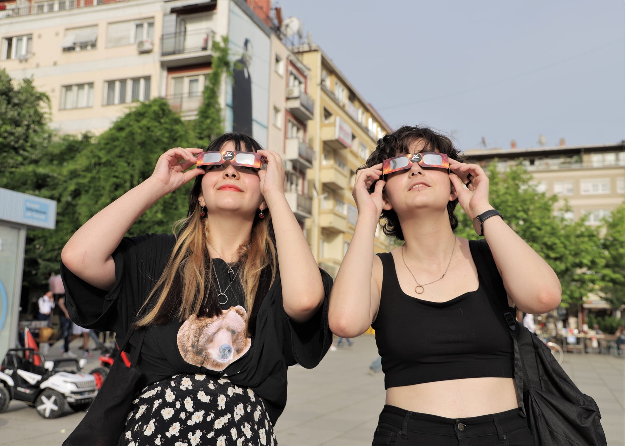 deux jeunes femmes portant des lunettes d'éclipse